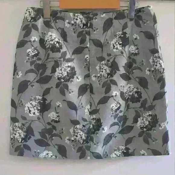 LOFT | Women's Silver Metallic Brocade Floral Pencil Mini Skirt - Picture 4 of 5